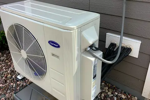 Unité extérieure de pompe à chaleur air-eau installée contre une façade