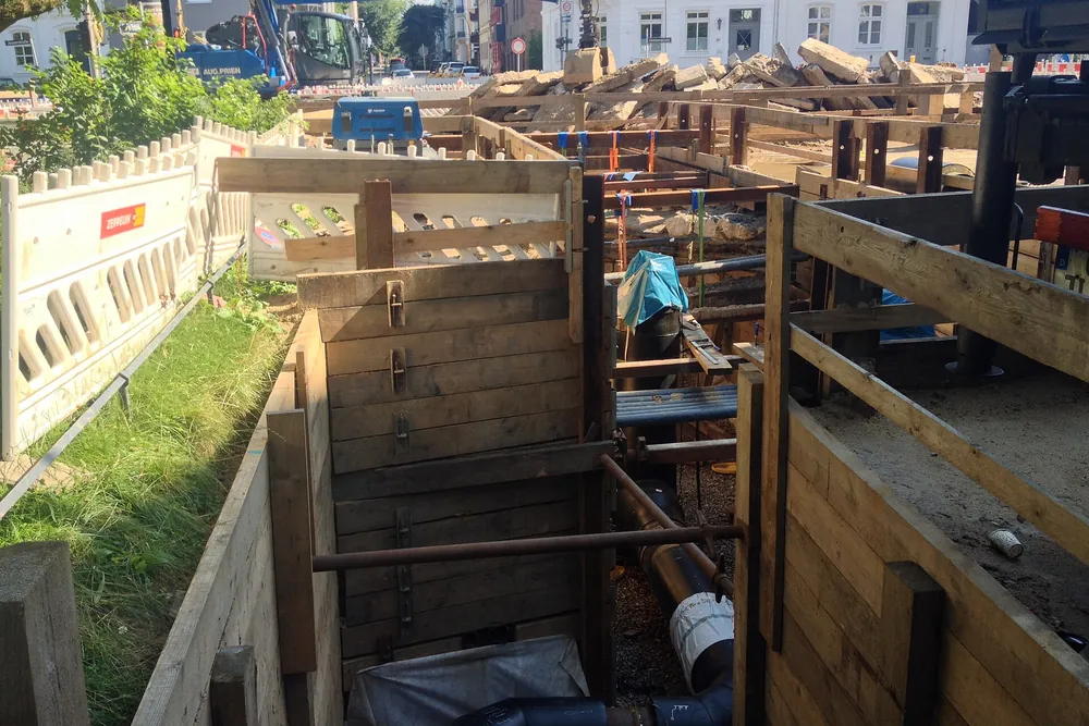 Tranchée de chantier pour la pose d'une conduite de chauffage à distance en ville