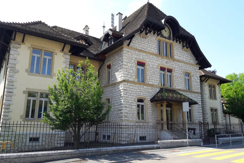 Le collège d'Auvernier, bâtiment ancien en pierre du village