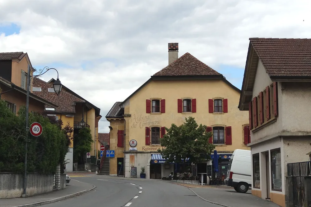 Une rue du village de Bevaix bordée de maisons anciennes