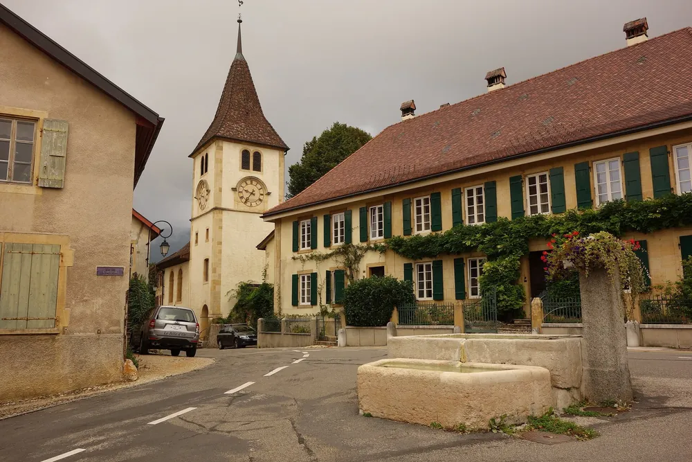 La place du temple de Bôle avec sa fontaine