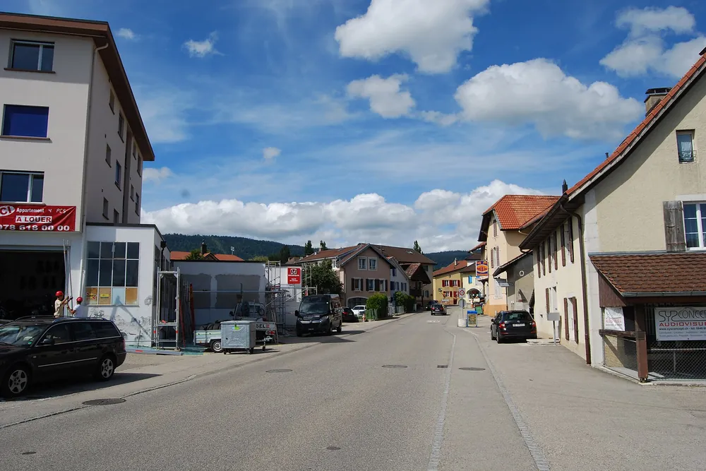 La rue principale de Boudevilliers et ses maisons