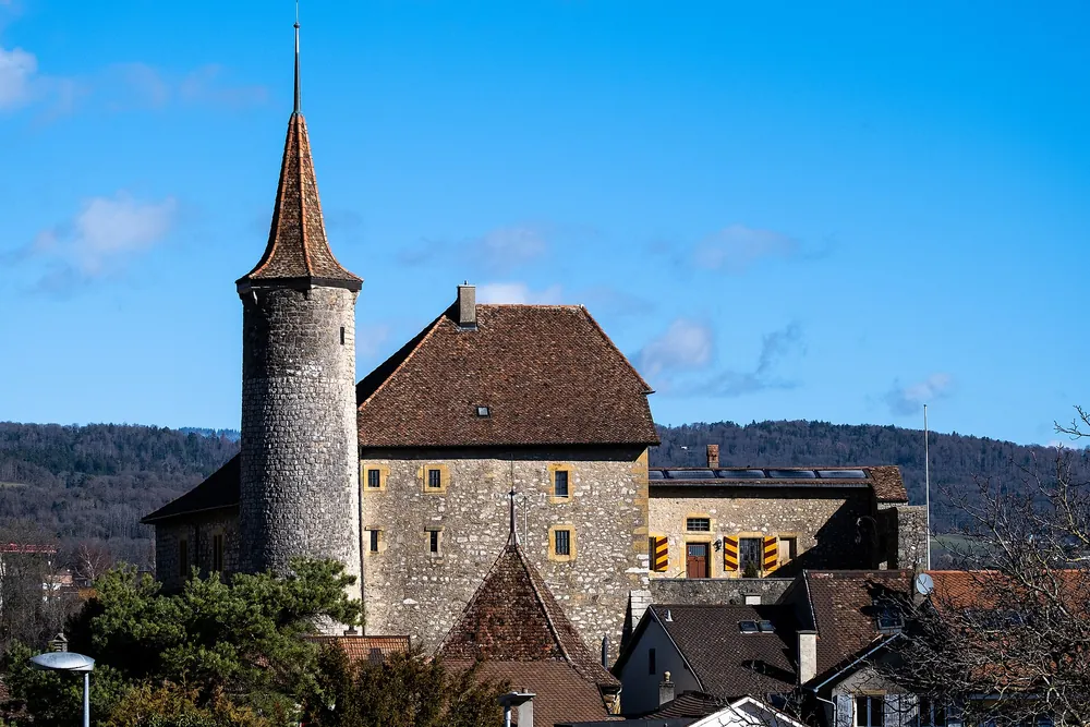 Le château de Boudry et sa tour, dominant le village