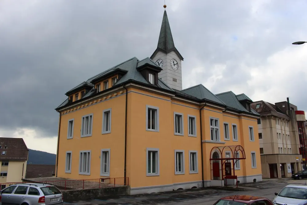 L'Hôtel-de-Ville de Cernier et le centre du village