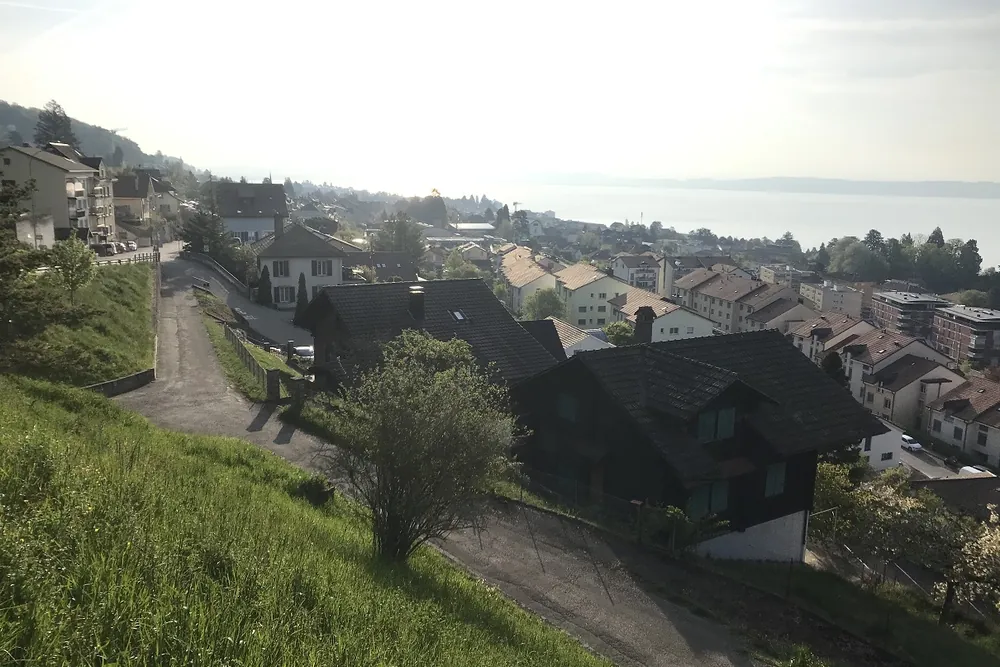 Le village de Corcelles-Cormondrèche sur son coteau, avec le lac en arrière-plan