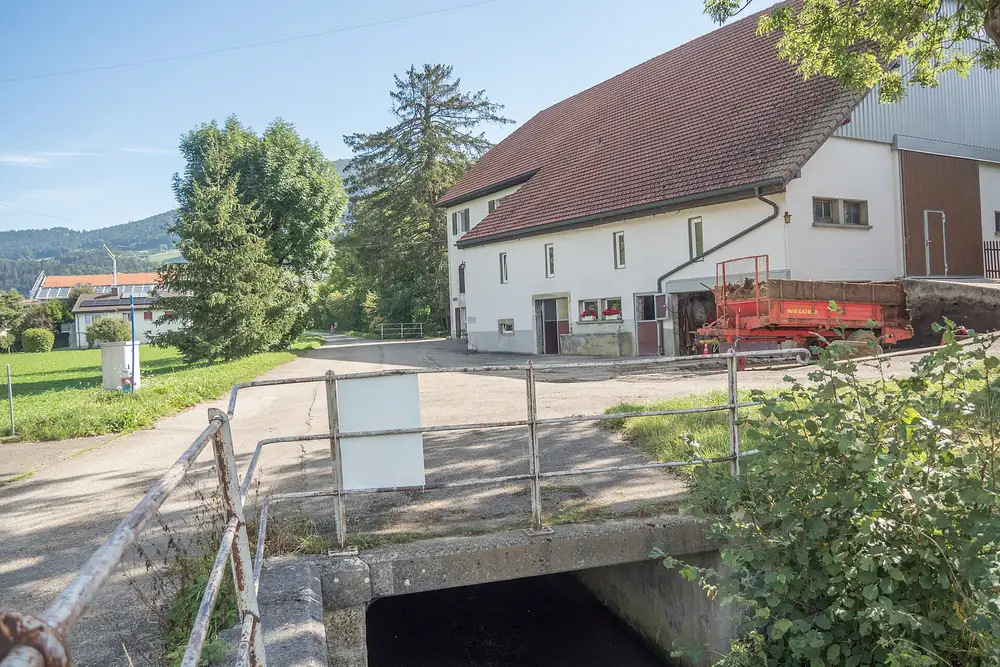 Passage du chemin de la Charrière au-dessus du Seyon, à Dombresson