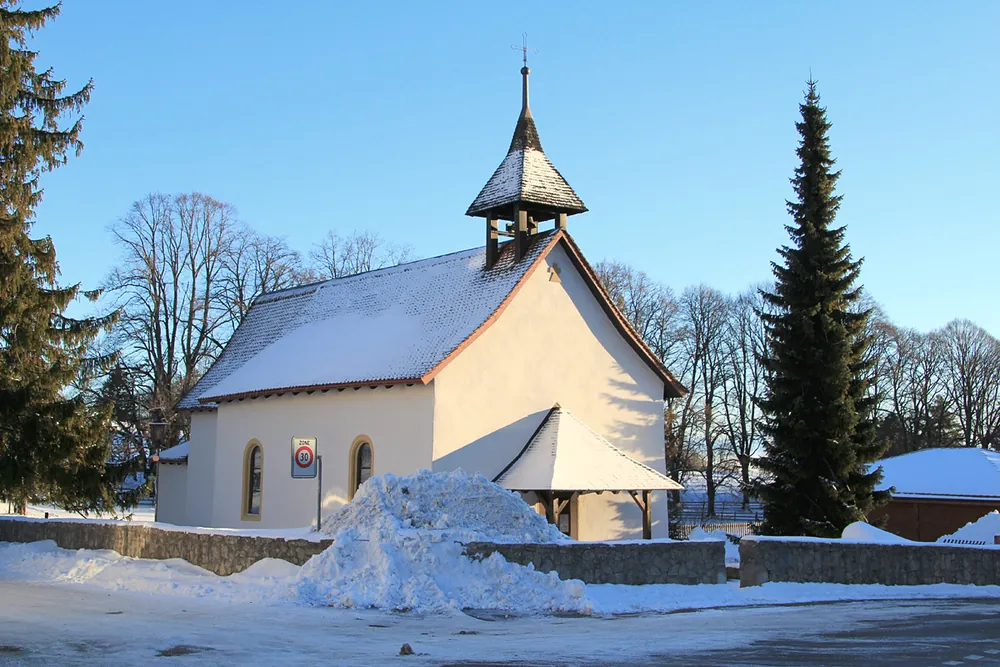 La chapelle d'Enges sous la neige