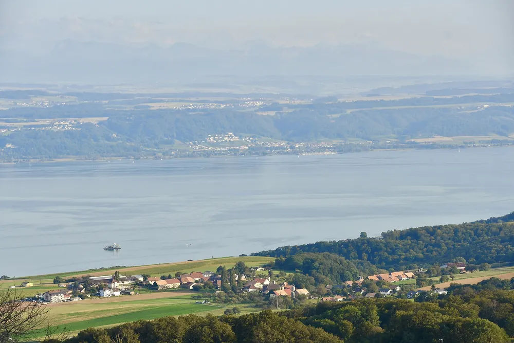 Vue depuis Fresens sur la plaine et le lac de Neuchâtel