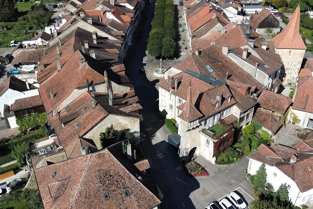 Vue aérienne de la vieille ville du Landeron et de sa rue centrale bordée d'arbres