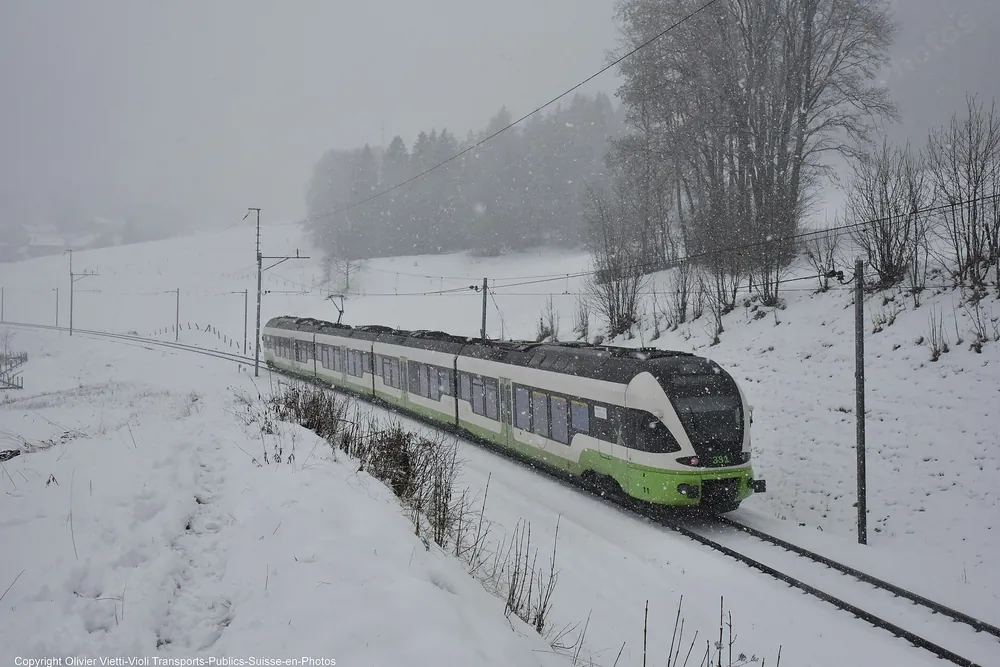 Un train traversant la campagne enneigée des Hauts-Geneveys