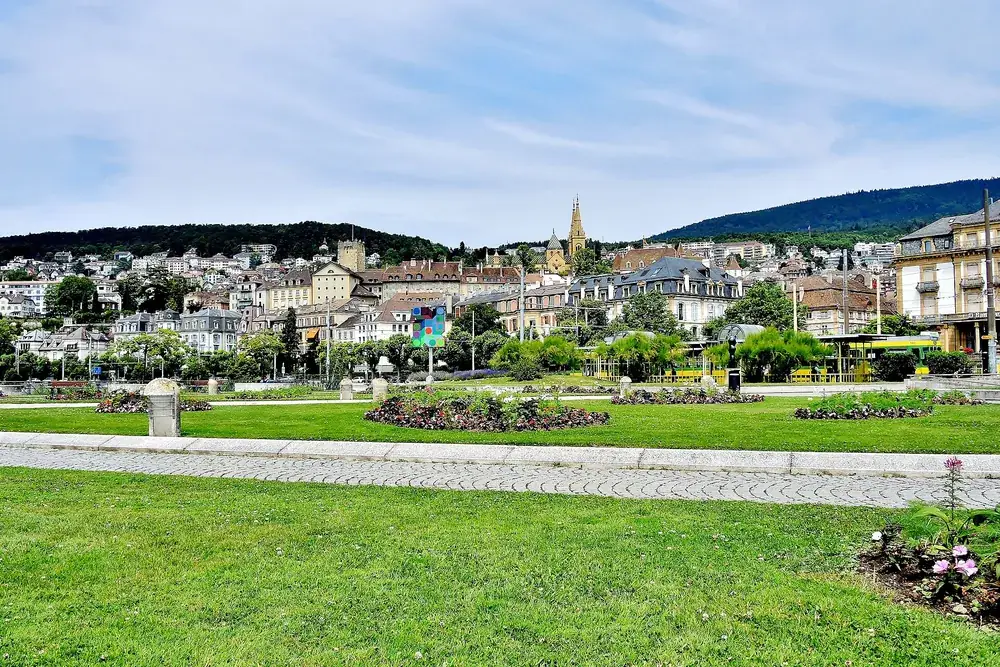 La ville de Neuchâtel vue depuis la promenade du bord du lac