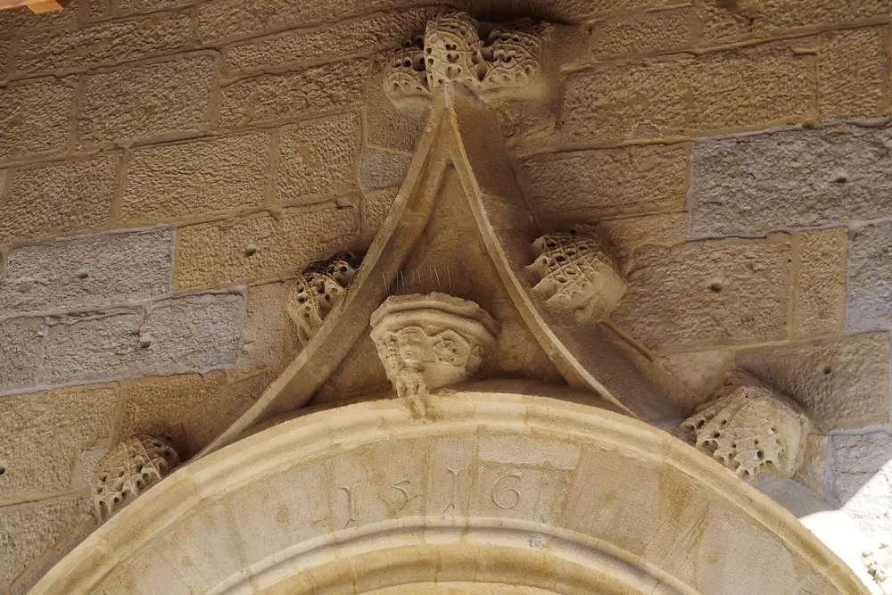 Détail sculpté du portail du temple de Saint-Blaise