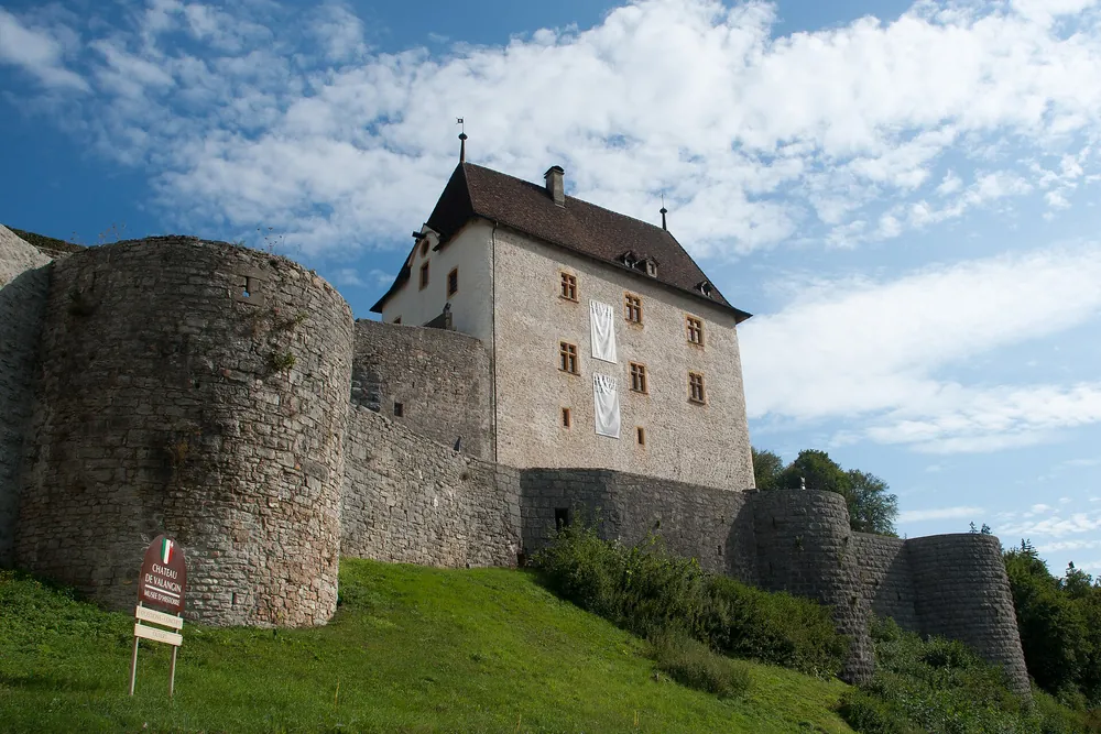 Le château de Valangin et ses remparts