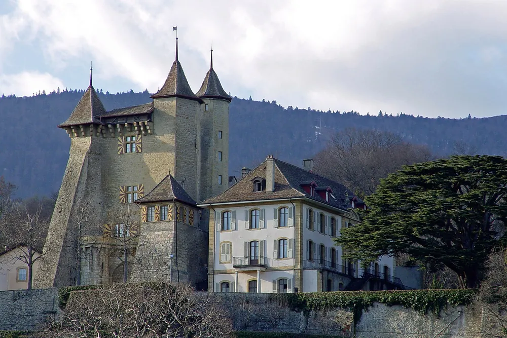 Le château de Vaumarcus dominant le village