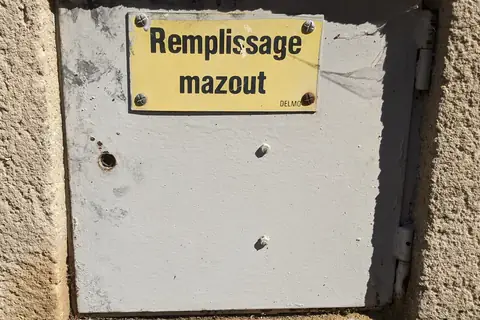 Plaque de remplissage d'une citerne à mazout sur une façade